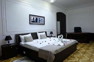 Отель Hotel S&L Тбилиси Люкс с гидромассажной ванной и балконом-1