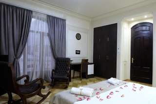 Отель Hotel S&L Тбилиси Люкс с гидромассажной ванной и балконом-1