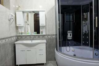 Отель Hotel S&L Тбилиси Люкс с балконом и видом на сад-1