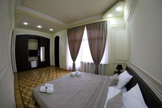 Отель Hotel S&L Тбилиси Двухместный номер Делюкс с 1 кроватью и балконом-1