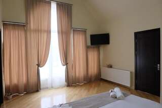 Отель Hotel S&L Тбилиси Двухместный номер с 2 отдельными кроватями и балконом-1