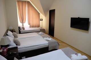 Отель Hotel S&L Тбилиси Классический четырехместный номер-1