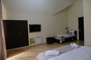 Отель Hotel S&L Тбилиси Семейный номер с балконом-2